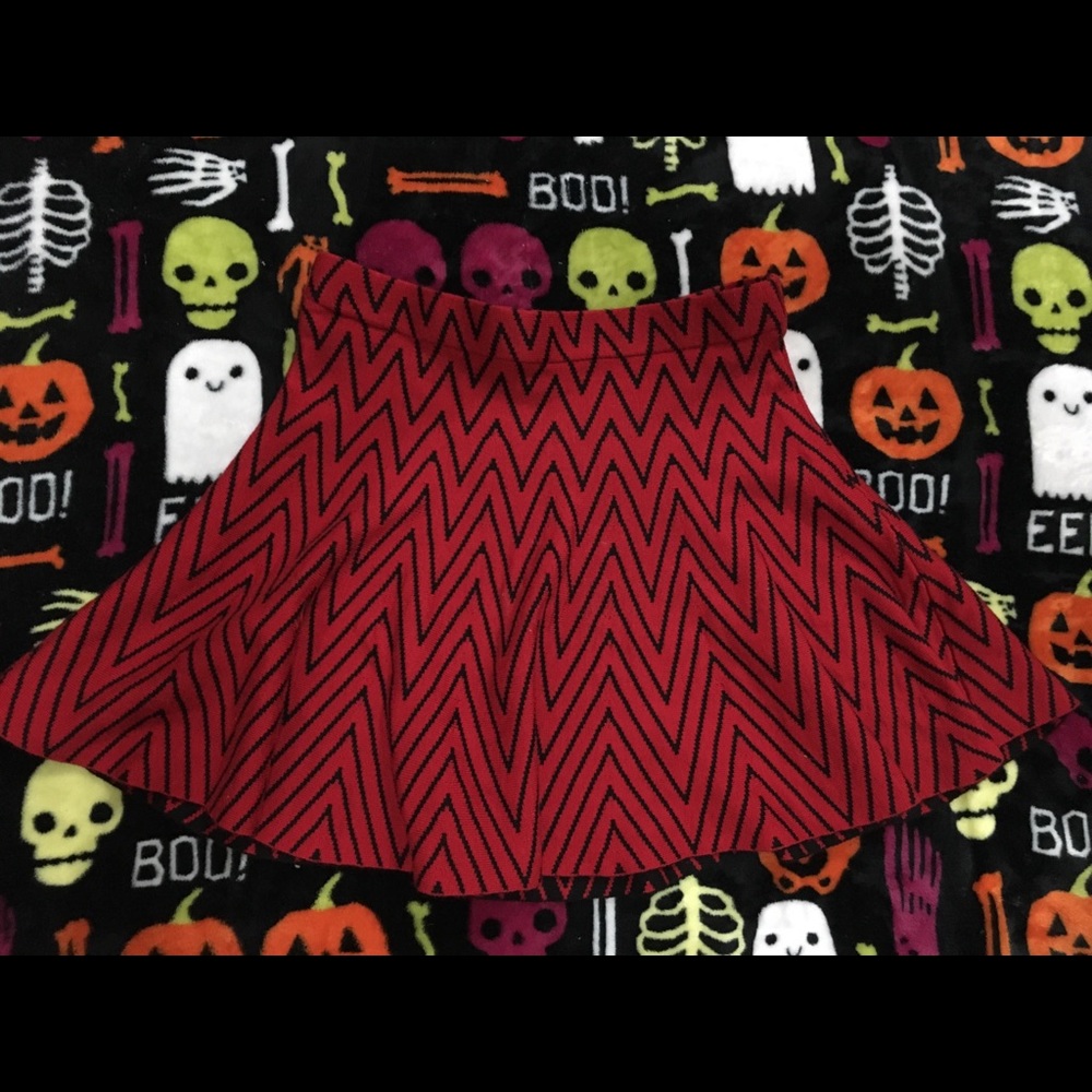 Red and black skirt size xs